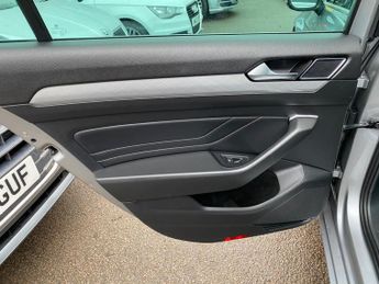 Volkswagen Passat 2.0 TSI SEL DSG Euro 6 (s/s) 4dr