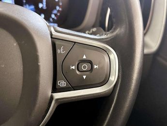 Volvo XC60 2.0 B5 MHEV Momentum SUV 5dr Petrol Hybrid Auto Euro 6 (s/s) (25