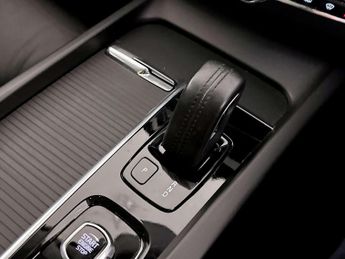 Volvo XC60 2.0 B5 MHEV Momentum SUV 5dr Petrol Hybrid Auto Euro 6 (s/s) (25