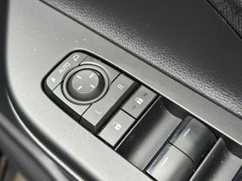 Toyota C-HR 2.0 VVT 13.6kWh Design CVT Euro 6 (s/s) 5dr