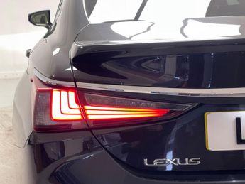 Lexus ES 2.5 300h Premium Edition Saloon 4dr Petrol Hybrid E-CVT Euro 6 (