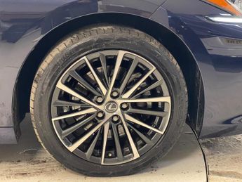 Lexus ES 2.5 300h Premium Edition Saloon 4dr Petrol Hybrid E-CVT Euro 6 (