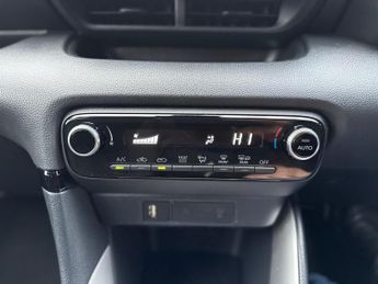 Toyota Yaris 1.5 VVT-h Design E-CVT Euro 6 (s/s) 5dr