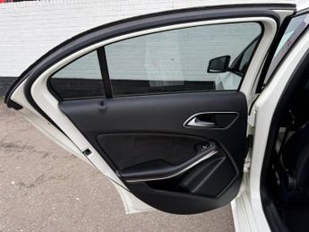 Mercedes-Benz A Class 2.1 A200d AMG Line (Premium) 7G-DCT Euro 6 (s/s) 5dr