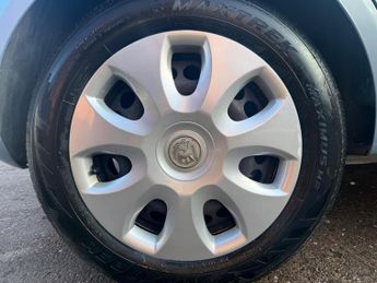 Vauxhall Corsa 1.4i 16v Club 5dr