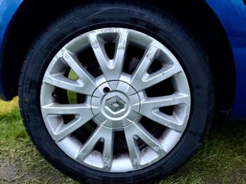 Renault Clio 1.6 VVT Dynamique TomTom Auto Euro 5 5dr