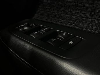 Volvo V60 2.0 B3 MHEV Momentum DCT Auto Euro 6 (s/s) 5dr