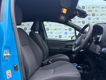 Toyota Yaris 1.5 VVT-h Grey Bi-Tone E-CVT Euro 6 (s/s) 5dr