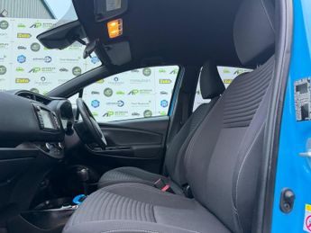 Toyota Yaris 1.5 VVT-h Grey Bi-Tone E-CVT Euro 6 (s/s) 5dr