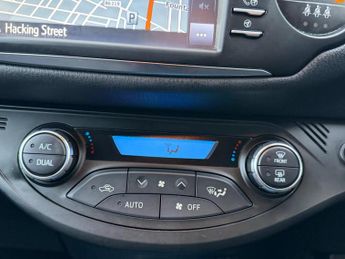 Toyota Yaris 1.5 VVT-h Grey Bi-Tone E-CVT Euro 6 (s/s) 5dr