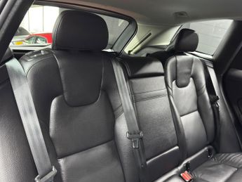 Volvo XC60 2.0 B4 MHEV Momentum Auto AWD Euro 6 (s/s) 5dr