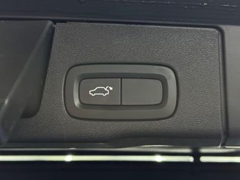 Volvo XC60 2.0 B4 MHEV Momentum Auto AWD Euro 6 (s/s) 5dr