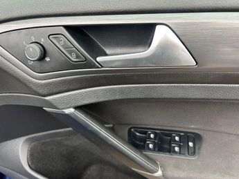 Volkswagen e-Golf 35.8kWh e-Golf Auto 5dr