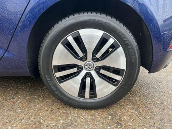 Volkswagen e-Golf 35.8kWh e-Golf Auto 5dr