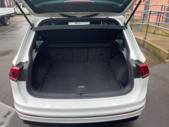 Volkswagen Tiguan 2.0 TDI BlueMotion Tech R-Line DSG Euro 6 (s/s) 5dr
