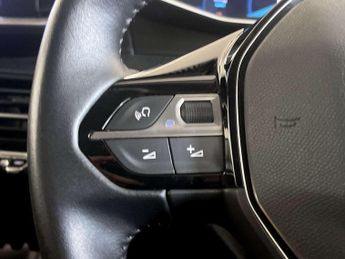 Peugeot E-2008 50kWh Allure Premium SUV 5dr Electric Auto (136 ps)