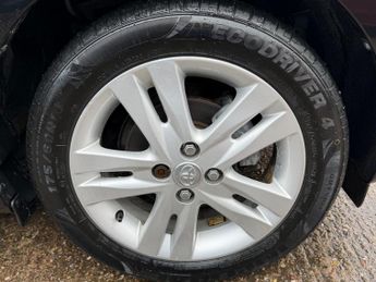 Toyota iQ 1.33 Dual VVT-i 3 Hatchback 3dr Petrol Multidrive Euro 5 (98 ps)