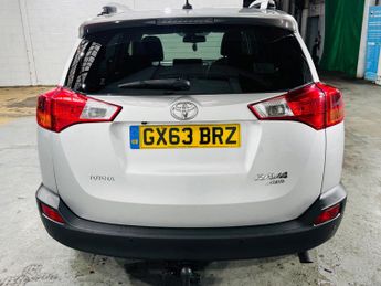 Toyota RAV4 2.2 D-CAT Invincible Auto 4WD Euro 5 5dr