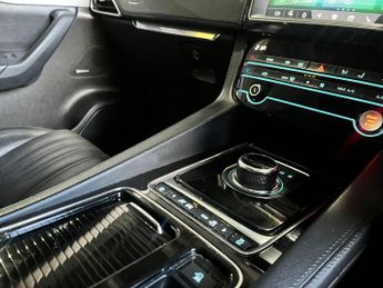 Jaguar F-PACE 2.0 D240 Portfolio Auto AWD Euro 6 (s/s) 5dr
