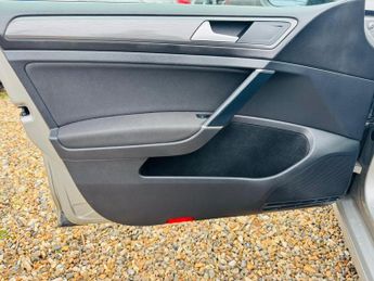 Volkswagen e-Golf 35.8kWh e-Golf Auto 5dr