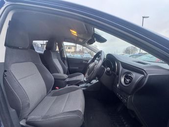 Toyota Auris 1.8 VVT-h Design CVT Euro 6 (s/s) 5dr