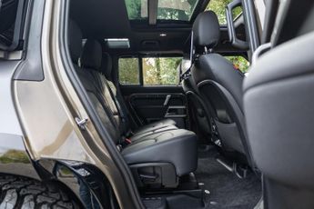 Land Rover Defender 110 3.0 D250 MHEV X-Dynamic SE Auto 4WD Euro 6 (s/s) 5dr