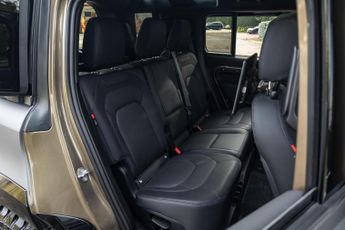 Land Rover Defender 110 3.0 D250 MHEV X-Dynamic SE Auto 4WD Euro 6 (s/s) 5dr