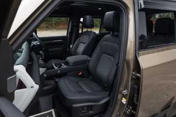 Land Rover Defender 110 3.0 D250 MHEV X-Dynamic SE Auto 4WD Euro 6 (s/s) 5dr