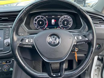 Volkswagen Tiguan 2.0 TDI BlueMotion Tech SEL DSG 4Motion Euro 6 (s/s) 5dr
