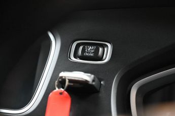 VOLVO V40 CROSS COUNTRY 2.0 D2 Pro Hatchback 5dr Diesel Auto Euro 6 (s/s) (120 ps) +FREE