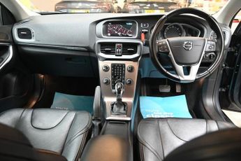 VOLVO V40 CROSS COUNTRY 2.0 D2 Pro Hatchback 5dr Diesel Auto Euro 6 (s/s) (120 ps) +FREE