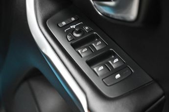 VOLVO V40 CROSS COUNTRY 2.0 D2 Pro Hatchback 5dr Diesel Auto Euro 6 (s/s) (120 ps) +FREE