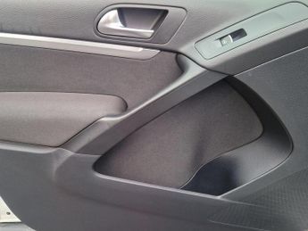 Volkswagen Tiguan 2.0 TDI BlueMotion Tech SE DSG 4WD Euro 5 (s/s) 5dr