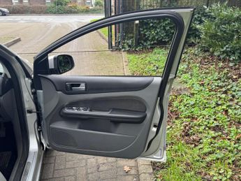 Ford Focus 1.6 Titanium 5dr