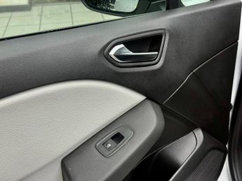 Renault Clio 1.6 E-TECH Techno Auto Euro 6 (s/s) 5dr