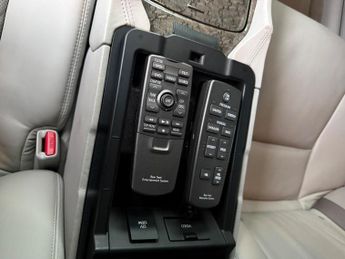 Lexus LS 5.0 600h V8 L RSR Saloon 4dr Petrol Hybrid CVT 4WD Euro 5 (s/s) 