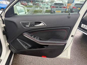 Mercedes-Benz GLA 2.1 GLA220d AMG Line (Premium Plus) 7G-DCT 4MATIC Euro 6 (s/s) 5
