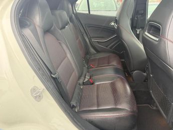 Mercedes-Benz GLA 2.1 GLA220d AMG Line (Premium Plus) 7G-DCT 4MATIC Euro 6 (s/s) 5