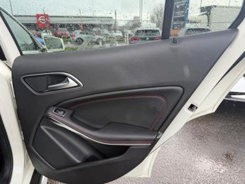 Mercedes-Benz GLA 2.1 GLA220d AMG Line (Premium Plus) 7G-DCT 4MATIC Euro 6 (s/s) 5