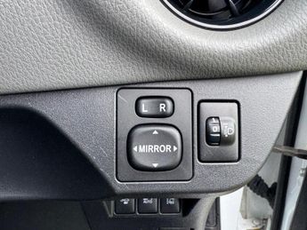 Toyota Yaris 1.5 VVT-i Icon Tech CVT Euro 6 5dr
