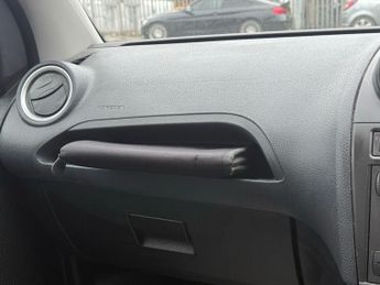 Ford Fiesta 1.4 Ghia 5dr