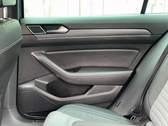 Volkswagen Passat 2.0 BiTDI BlueMotion Tech R-Line DSG 4Motion Euro 6 (s/s) 4dr