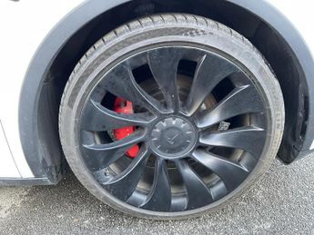 Tesla Model Y PERFORMANCE AWD