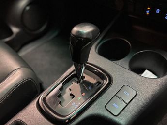 Toyota Hilux 2.8 D-4D Invincible X Auto 4WD Euro 6 (s/s) 4dr