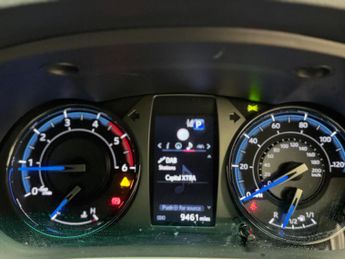 Toyota Hilux 2.8 D-4D Invincible X Auto 4WD Euro 6 (s/s) 4dr