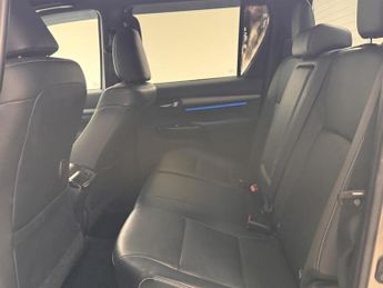 Toyota Hilux 2.8 D-4D Invincible X Auto 4WD Euro 6 (s/s) 4dr