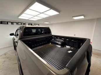 Toyota Hilux 2.8 D-4D Invincible X Auto 4WD Euro 6 (s/s) 4dr