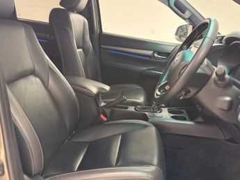 Toyota Hilux 2.8 D-4D Invincible X Auto 4WD Euro 6 (s/s) 4dr