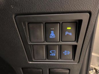 Toyota Hilux 2.8 D-4D Invincible X Auto 4WD Euro 6 (s/s) 4dr