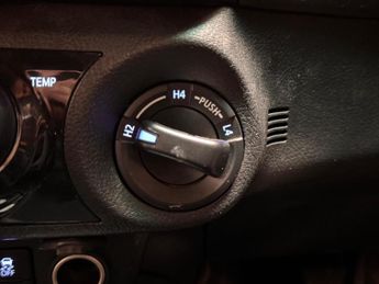 Toyota Hilux 2.8 D-4D Invincible X Auto 4WD Euro 6 (s/s) 4dr